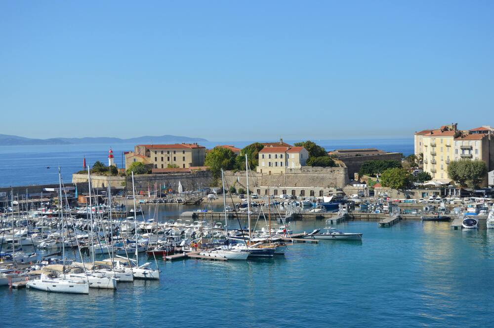 Comment planifier votre aventure nautique en Corse ?